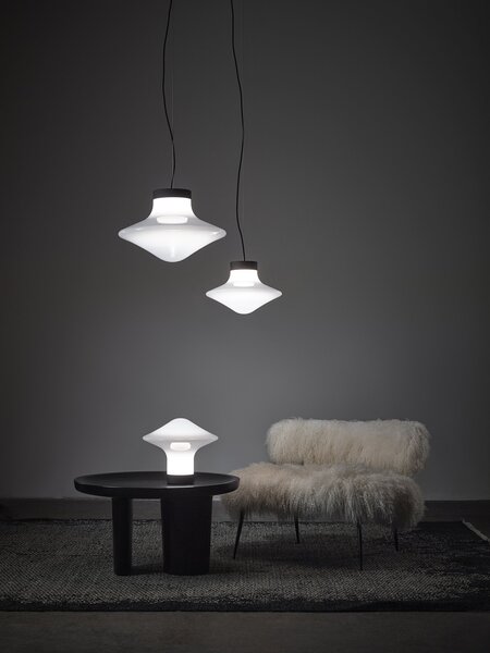 Brokis Designové závěsné svítdlo Trottola L, PC1322 Povrch Montury: stříbrný elox (CCS1917), Barva skla: opalín (CGC38), Povrchová úprava baldachýnu: kov - černý matovaný komaxit se strukturou (CCSC2674)