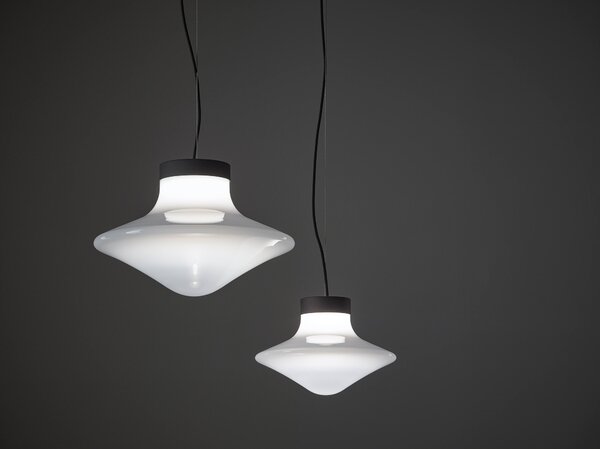 Brokis Designové závěsné svítdlo Trottola L, PC1322 Povrch Montury: stříbrný elox (CCS1917), Barva skla: opalín (CGC38), Povrchová úprava baldachýnu: kov - černý matovaný komaxit se strukturou (CCSC2674)