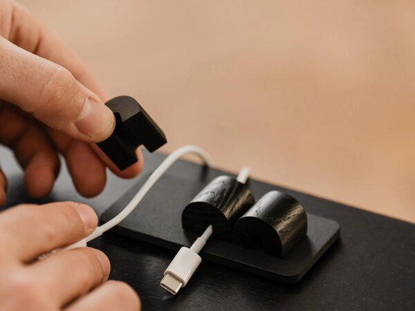 Magnetický držák na kabely Dub / Černá ocel
