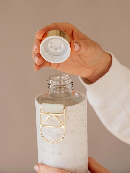 Skleněná lahev s obalem z umělé kůže EQUA Essence 750 ml