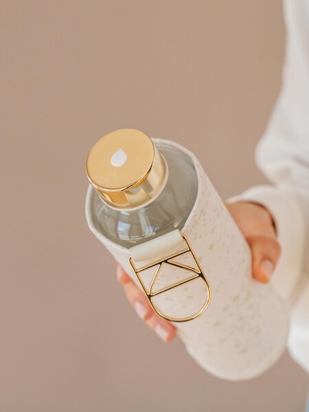 Skleněná lahev s obalem z umělé kůže EQUA Essence 750 ml