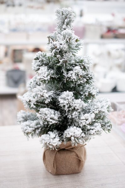 Vánoční stromeček zasněžená jedle 45cm v jutě