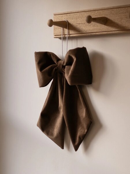 Hudson Home Závěsná dekorativní mašle Velvet Brown HH106