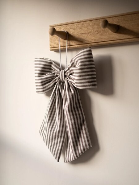 Hudson Home Závěsná dekorativní mašle Thin Brown & White Striped HH101