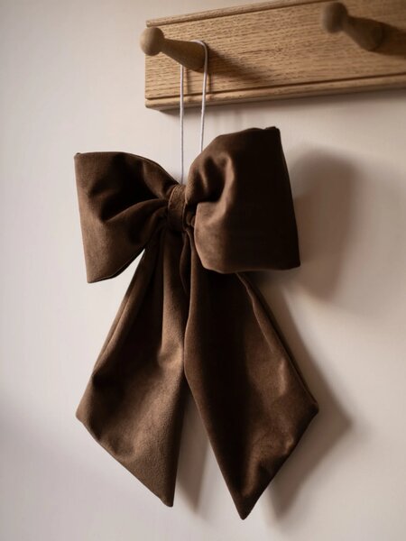 Hudson Home Závěsná dekorativní mašle Velvet Brown HH106