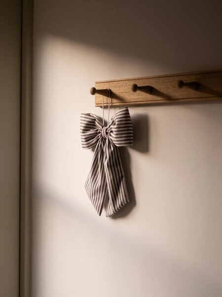 Hudson Home Závěsná dekorativní mašle Thin Brown & White Striped HH101