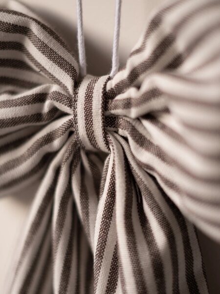 Hudson Home Závěsná dekorativní mašle Thin Brown & White Striped HH101