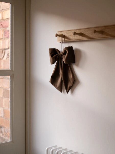 Hudson Home Závěsná dekorativní mašle Velvet Brown HH106