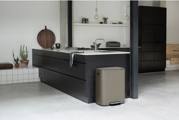 Šedý nášlapný ocelový odpadkový koš 60 l Bo – Brabantia