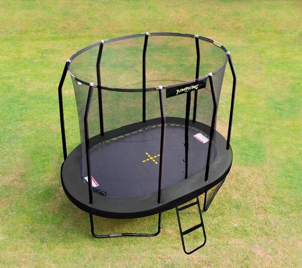 Oválná trampolína s ochrannou sítí a žebříkem JumpKing OvalPOD (2,5 × 3,4 m) (Trampolína JumpKing OVAL-POD 2,5 x 3,4 m)
