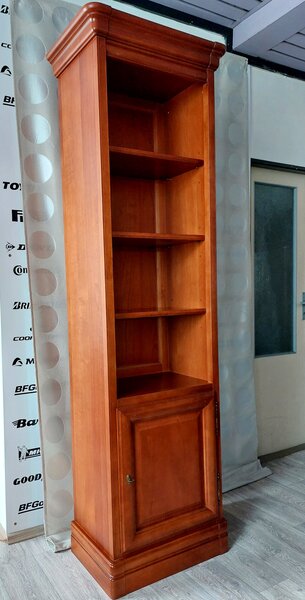 Vysoká a úzká knihovna z masivu, třešeň art.S8150