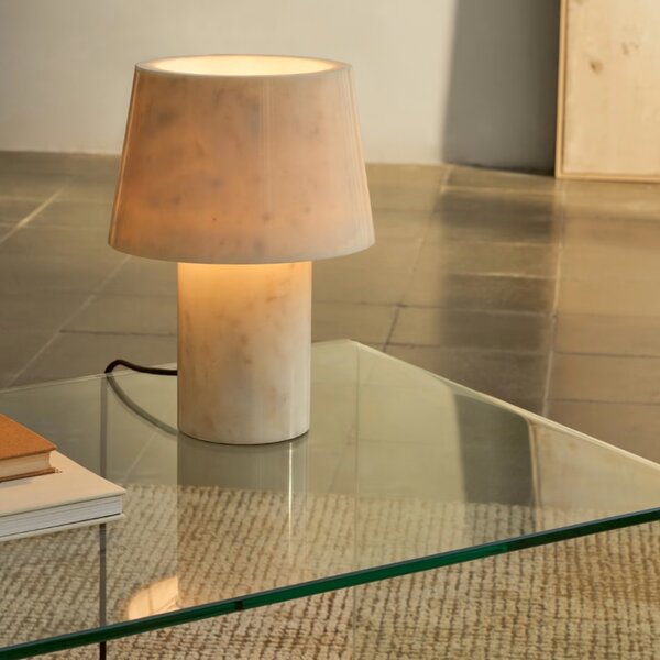 Bílá mramorová stolní lampa Kave Home Alaro