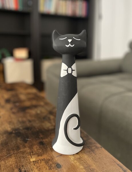 Kocour Elegán – minimalistická keramická soška