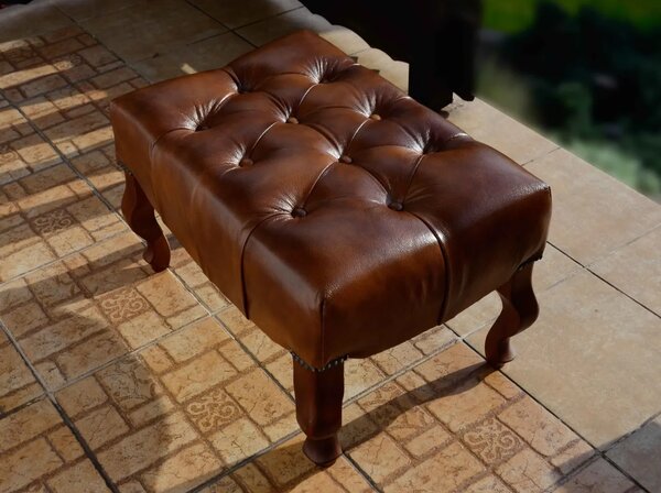 Chesterfield Windsor Kožený taburet s dřevěnými nohami
