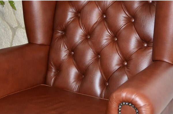 Chesterfield Harold Kožené křeslo na dřevěných nohách puncované