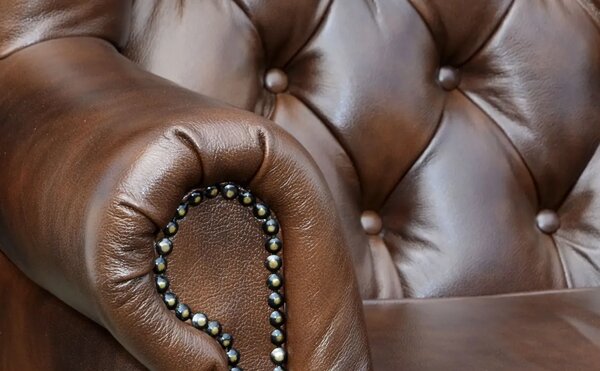 Chesterfield Harold Kožené křeslo na vysokých nohách puncované tmavě hnědé
