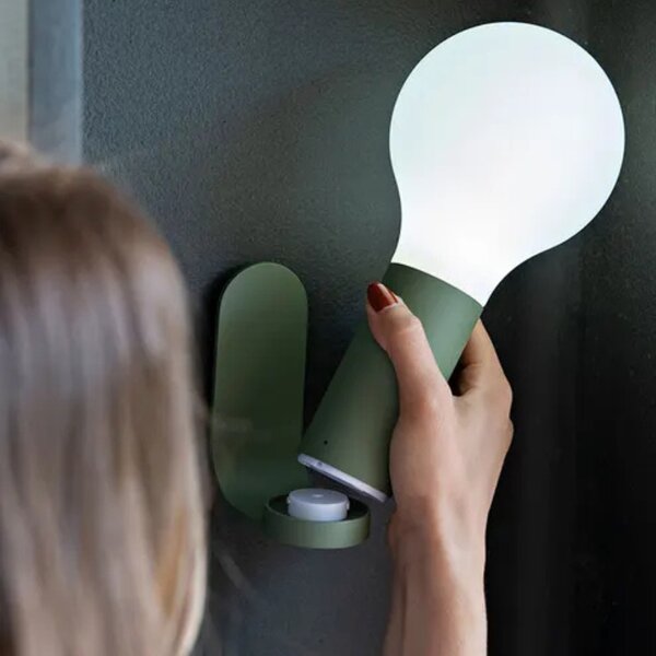Kaktusově zelený nástěnný držák na zahradní lampu Fermob Aplo