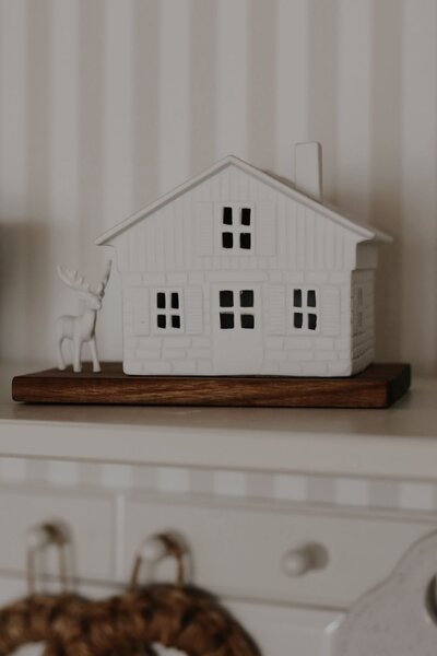 Porcelánový svícen domeček Ski Hut