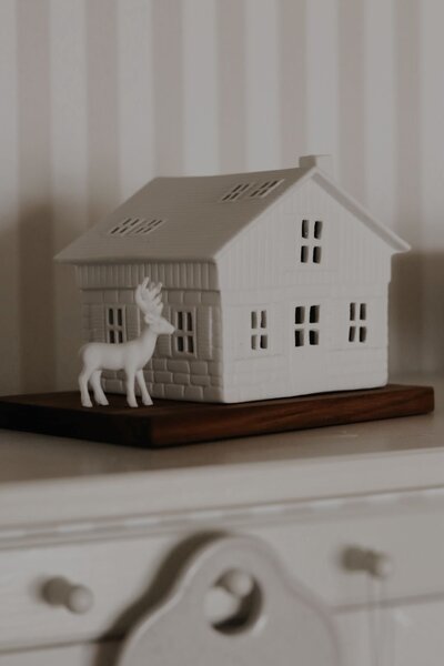 Porcelánový svícen domeček Ski Hut