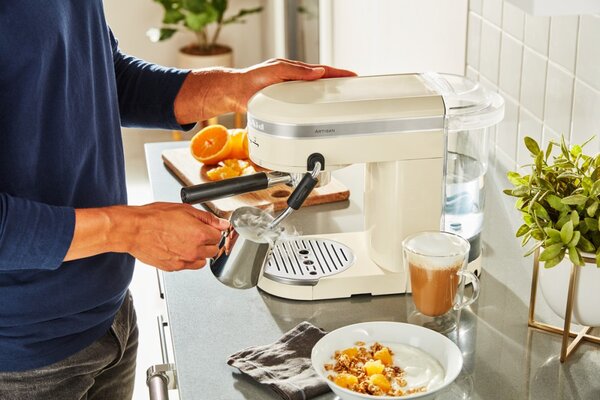 Pákový kávovar KitchenAid Artisan 5KES6503 - královská červená