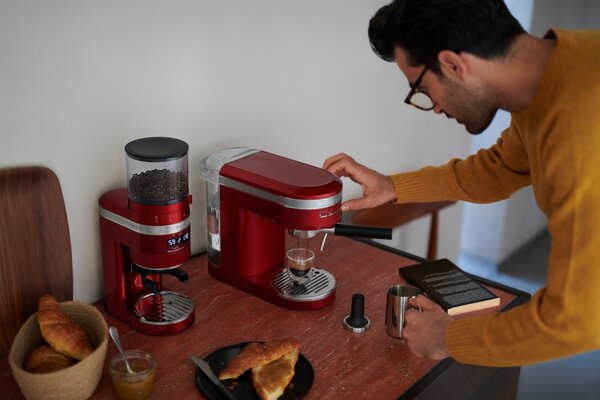 Pákový kávovar KitchenAid Artisan 5KES6503 - královská červená