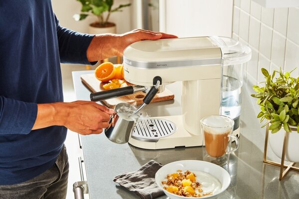 Pákový kávovar KitchenAid Artisan 5KES6503 - černá