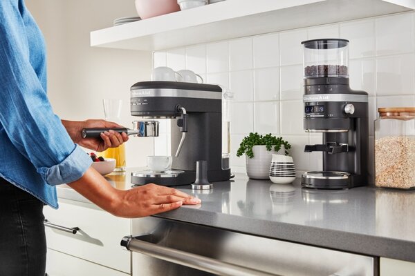 Pákový kávovar KitchenAid Artisan 5KES6503 - černá