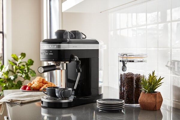 Pákový kávovar KitchenAid Artisan 5KES6503 - černá