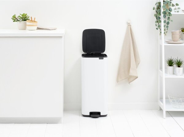Bílý nášlapný ocelový odpadkový koš 30 l Bo – Brabantia