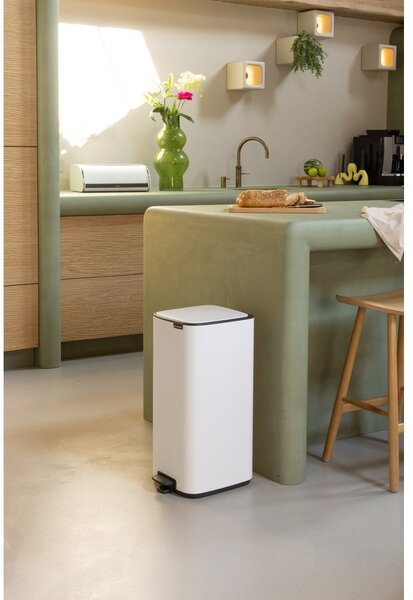 Bílý nášlapný ocelový odpadkový koš 30 l Bo – Brabantia