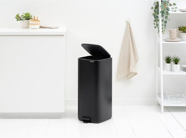 Matně černý nášlapný ocelový odpadkový koš 30 l Bo – Brabantia