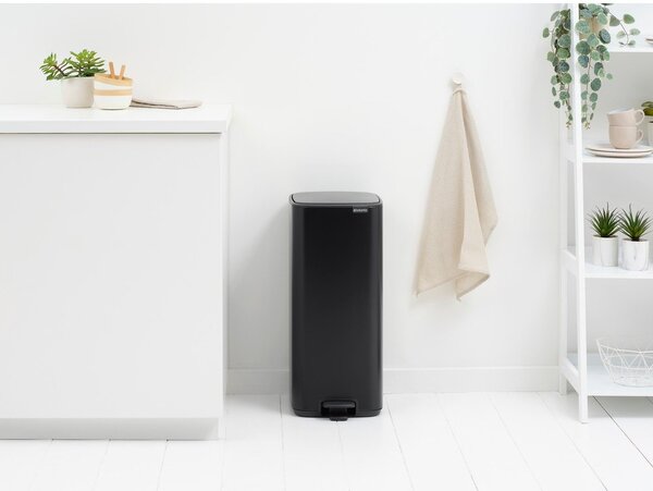 Matně černý nášlapný ocelový odpadkový koš 30 l Bo – Brabantia