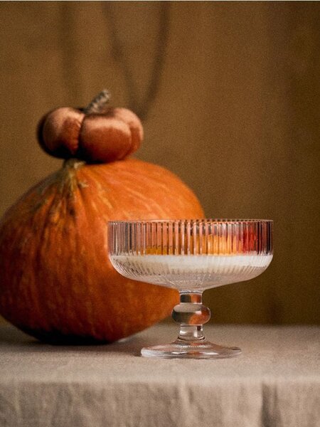 Sinsay - Vonná svíčka s motivem dýně a listů Pumpkin Spice - bílá