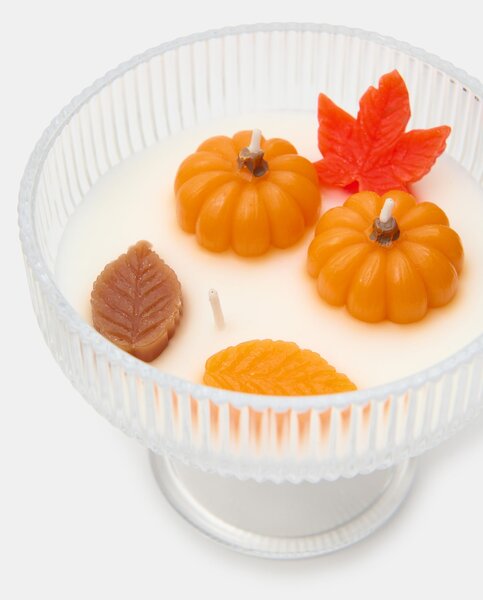 Sinsay - Vonná svíčka s motivem dýně a listů Pumpkin Spice - bílá