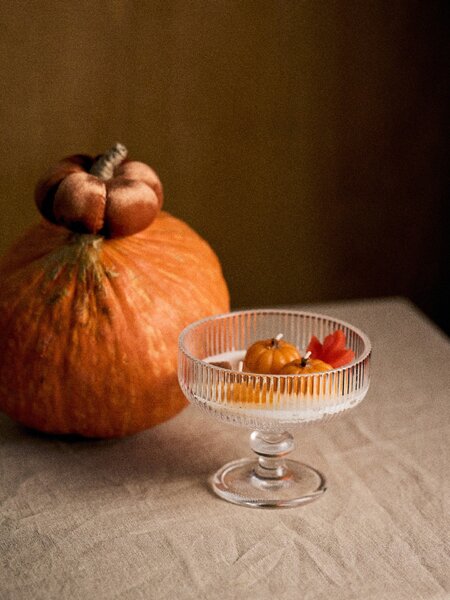 Sinsay - Vonná svíčka s motivem dýně a listů Pumpkin Spice - bílá