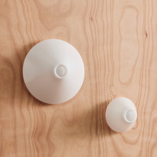 HAY Nástěnná lampa Ono Flush Ø350, White Opal