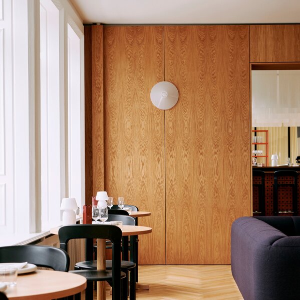 HAY Nástěnná lampa Ono Flush Ø350, White Opal