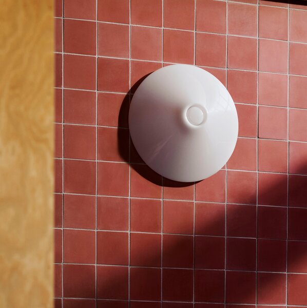 HAY Nástěnná lampa Ono Flush Ø350, White Opal