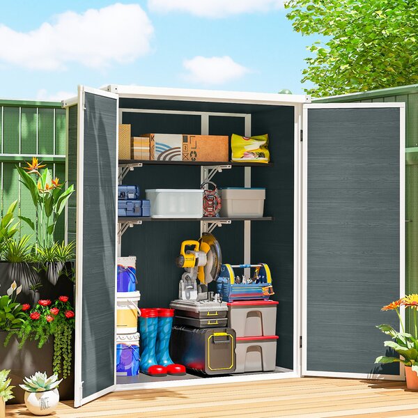 Outsunny zahradní domek 0,81 m² — 134 x 68,5 x 170 cm, plastový domek s integrovanou podlahou, 2 sklápěcí police, dvoukřídlé dveře se zámkem, šedý dře