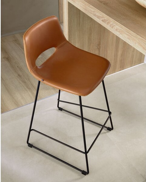 Koňakově hnědá barová židle z imitace kůže (výška sedáku 65 cm) Zahara – Kave Home