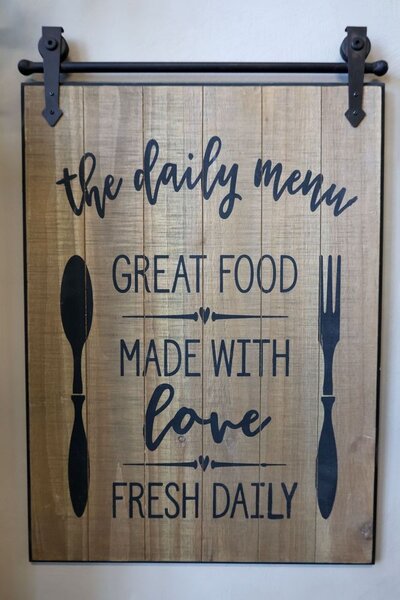 Hnědá kovovo-dřevěná nástěnná cedule The Daily Menu – 38*2*57 cm - Chic Antique
