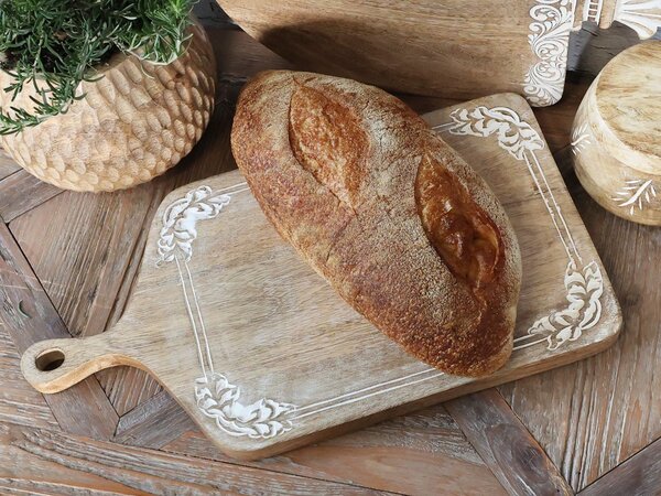 Dřevěné prkénko z mangového dřeva s řezbami Tapas Tours - 46*25*2 cm - Chic Antique