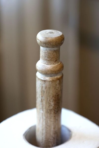 Stojan na kuchyňské utěrky z mangového dřeva s řezbami Tours - 18*36 cm - Chic Antique