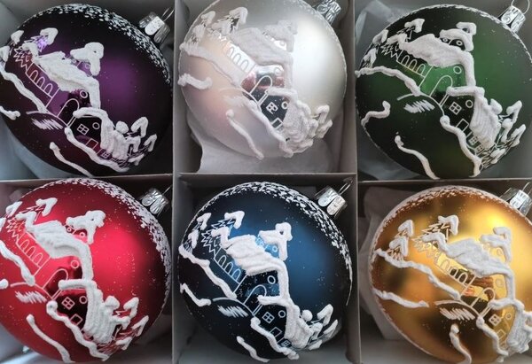 Slezská tvorba Sada skleněných vánočních ozdob koule barevná, matná, stříbřená, motiv vesnička 6 ks