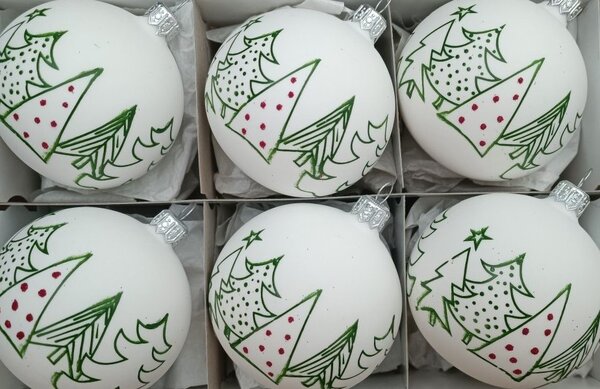 Slezská tvorba Sada skleněných vánočních ozdob koule bílá, hladká, skořápka, barevný dekor stromů