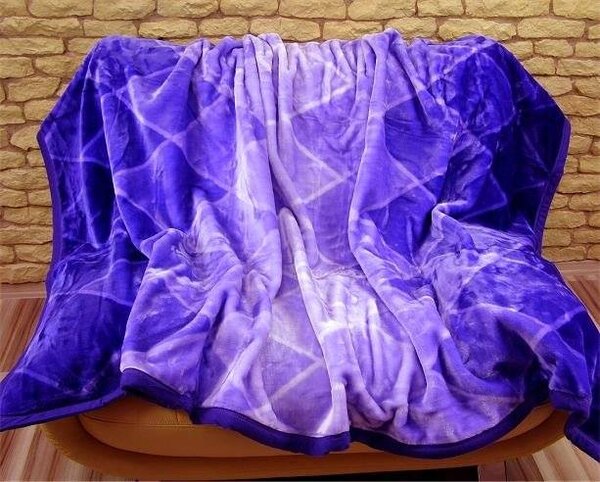 Moderní deky tmavě fialové barvy