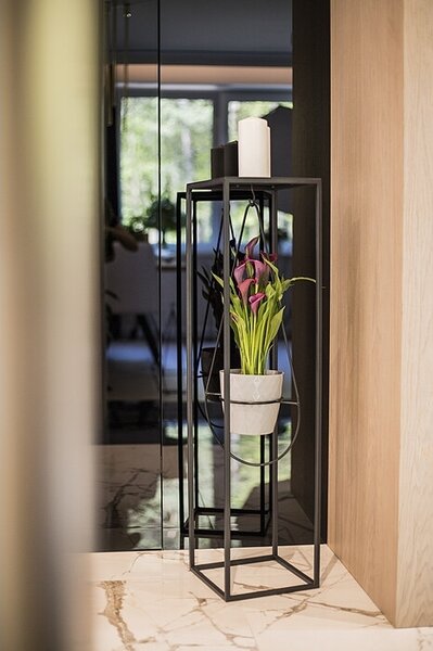 Stojan Loft s háčkem - Černá (Versanis)
