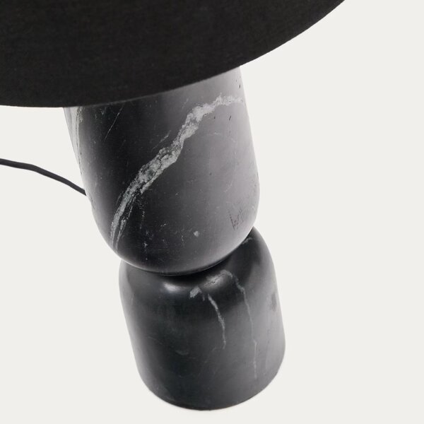 Černá mramorová stolní lampa Kave Home Vex