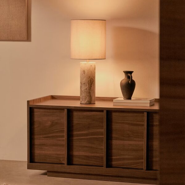 Béžová mramorová stolní lampa Kave Home Raze