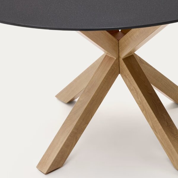 Matně černý skleněný jídelní stůl Kave Home Argo 150 cm s přírodní kovovou podnoží